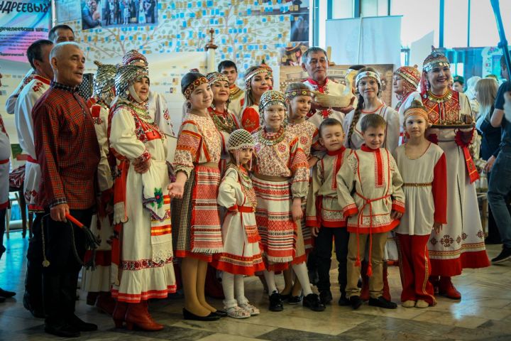 Рустам Минниханов пообщался с участниками фестиваля «Эхо веков в истории семьи» и поздравил победителей