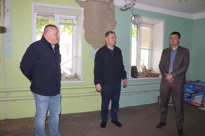 Глава Нурлатского района ознакомился с ходом капремонта врачебной амбулатории в мкр. Сахароваров