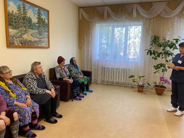 Проживающим в Нурлатском доме-интернате пожилым рассказали всё о кори