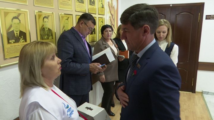 В Совете Нурлатского района прошла благотворительная акция «Красная гвоздика»