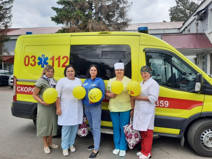 Нурлатские единороссы поздравили медицинских работников с профессиональным праздником
