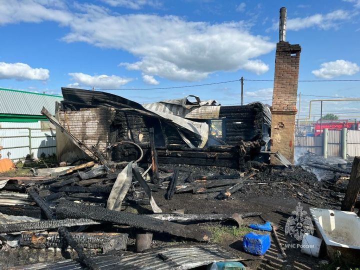 Сегодня проходят похороны погибших при пожаре в Тукаевском районе Татарстана