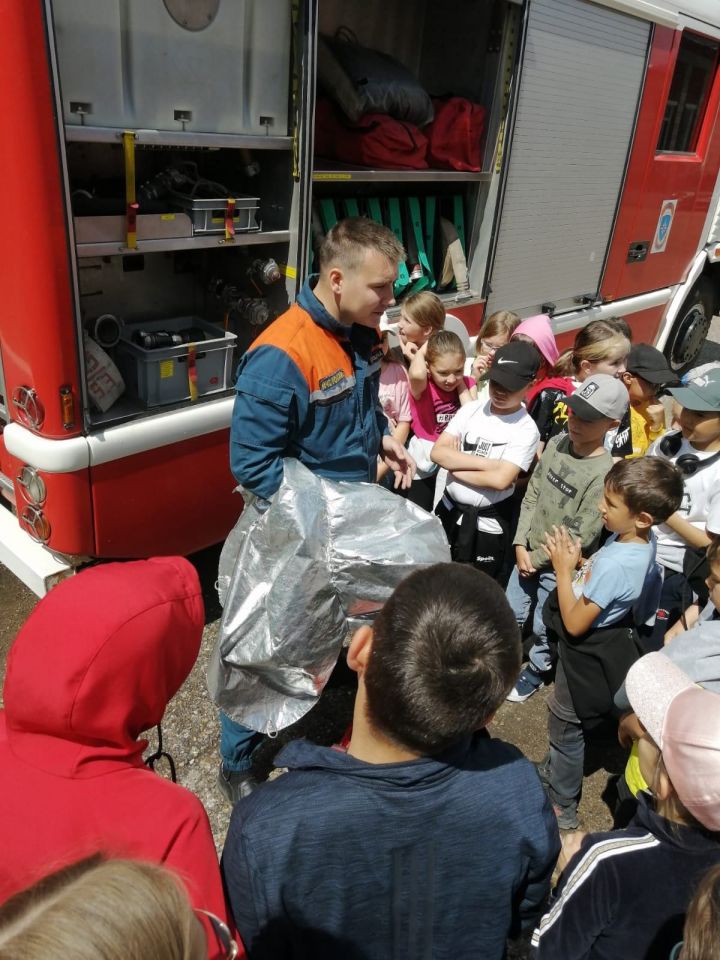 Ребятам из пришкольного лагеря «Бригантина» посчастливилось посидеть в настоящей пожарной машине