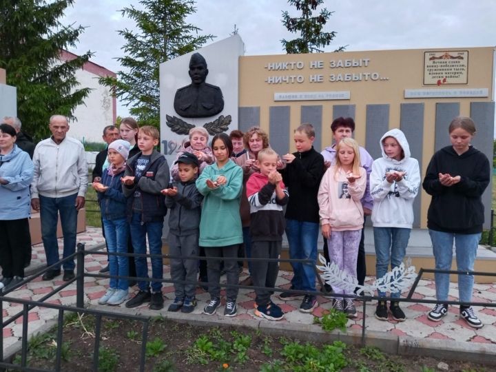 К Всероссийской акции «Свеча памяти» присоединились учащиеся Старо-Челнинской школы