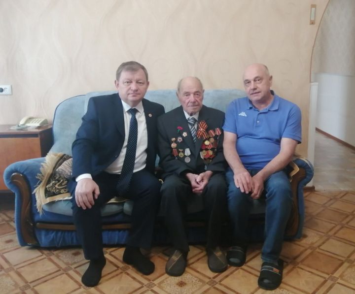 Глава Нурлатского района побывал в гостях у участника Великой Отечественной войны