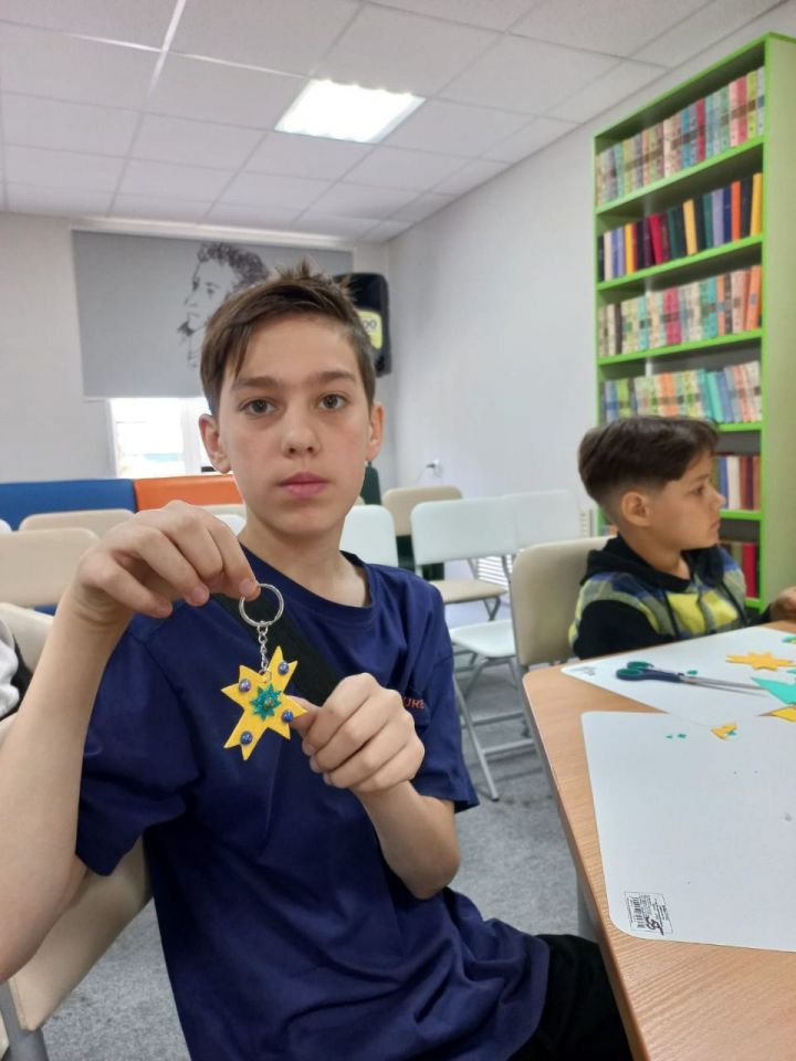 В центральной библиотеке Нурлата дети изготовили брелоки с чувашским орнаментом