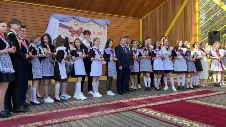 26  выпускников школ Нурлатского района получили медали «За особые успехи в учебе!»