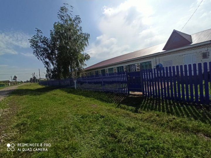 Нурлатцы привели в порядок территорию школы, которая пустует 10 лет