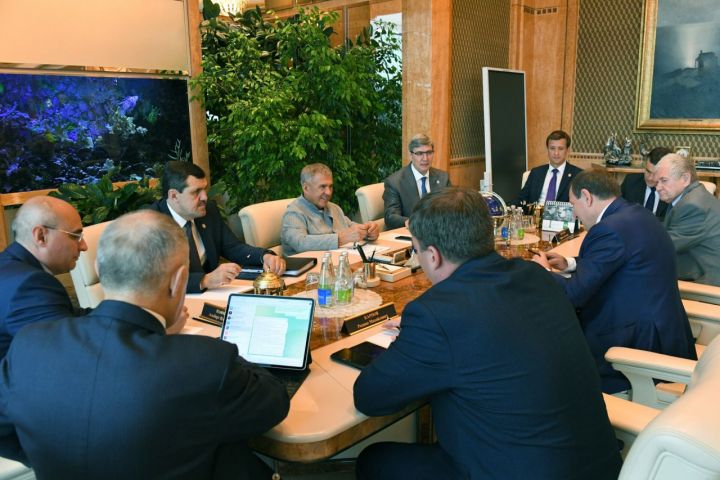 Рустам Минниханов обсудил вопросы импортозамещения в IT-сфере с Ильей Массухом