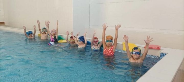 В летние школьные каникулы нурлатских детей учат плаванию