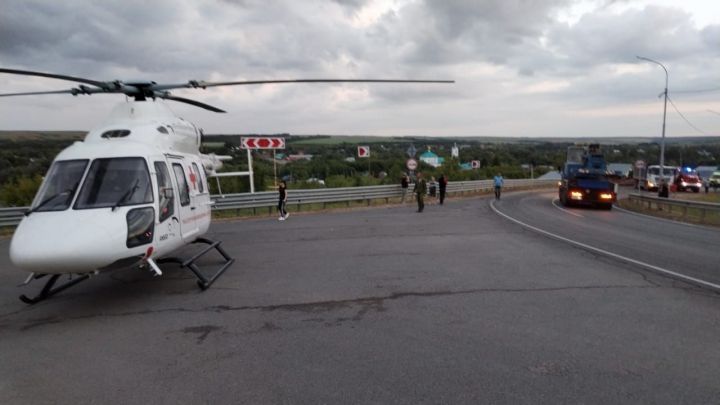 В Татарстане водителя опрокинувшегося КАМАЗа отправили в больницу на вертолете