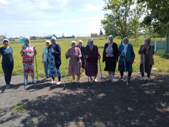 В селах Нурлатского района пенсионеры продолжают заниматься скандинавской ходьбой