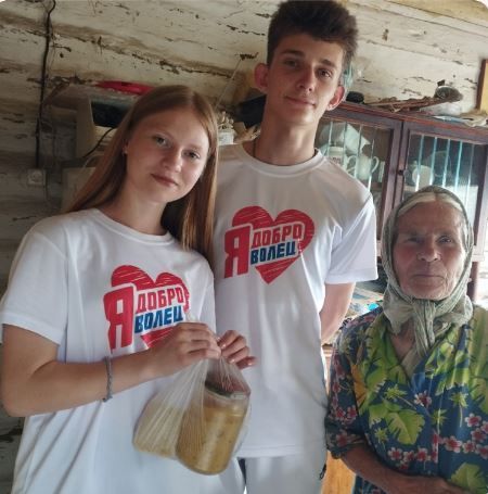 Нурлатские школьники помогают доставлять еду в дома нуждающихся и пожилых людей