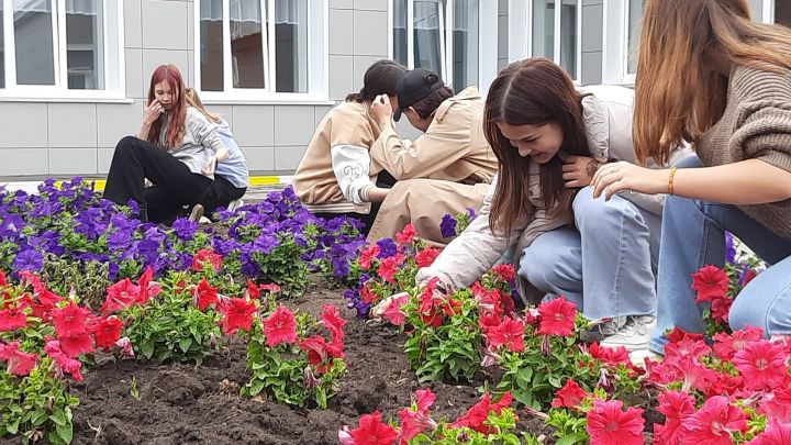 В пришкольном лагере «Юность» детей приучают к полезному труду