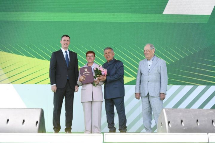 Алену Емельянову из Нурлатского района наградили на торжественном открытии выставки «Всероссийский день поля -2023»