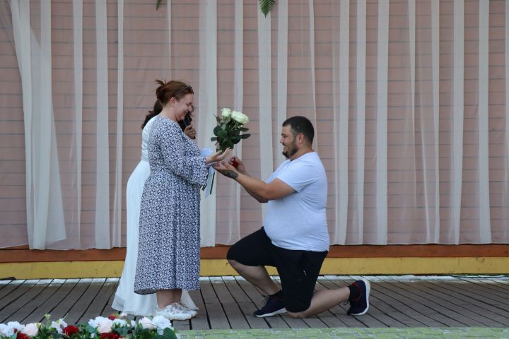 На празднике семьи любви и верности в Нурлате парень сделал предложение руки и сердца любимой девушке