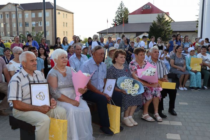 В сквере «Театральный» прошел праздник, посвященный Дню семьи, любви и верности