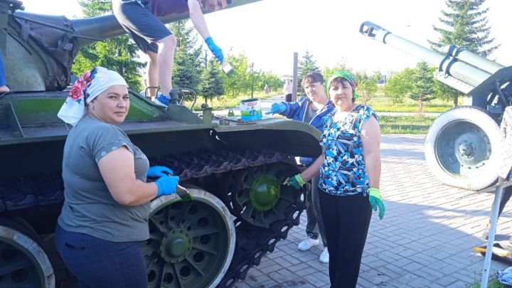 В Центральном парке Нурлата покрасили танки