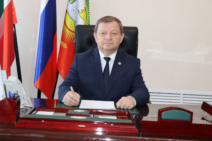 Дамир Ишкинеев поздравил нурлатцев с Днем Государственного флага РФ
