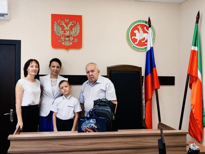 Мировые судьи Нурлатского района присоединились к акции «Помоги собраться в школу»