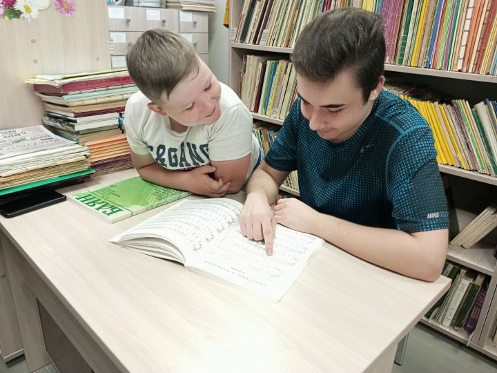 Выпускник Нурлатской школы искусств «Сәләт» помогает братишке в выборе репертуара