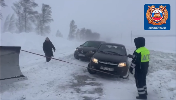 ГИБДД Татарстана опубликовало видео о помощи сотрудников ДПС водителям, оказавшимся в снежном плену