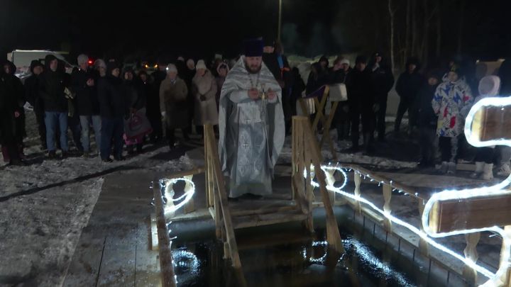 На пруду близ села Мамыково верующие окунулись в освященную купель