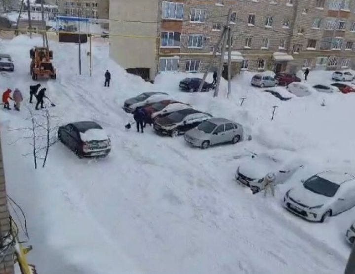 Сегодня в Нурлате идет интенсивная борьба со снегом