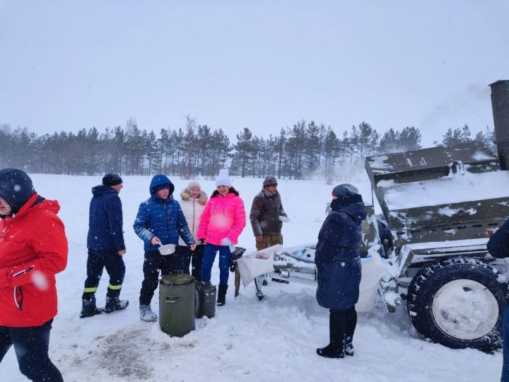 На помощь жителям в борьбе с выпавшим снегом вышла молодежь Татарстана