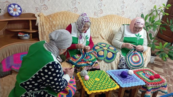 В нурлатском клубе «Рукодельница» творческие люди пожилого возраста проводят время за рукоделием