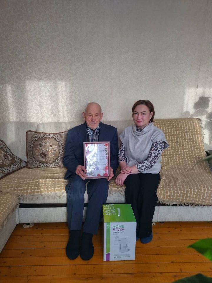 Житель Нурлата Александр Кузьмин получил поздравления в честь своего 90-летнего юбилея