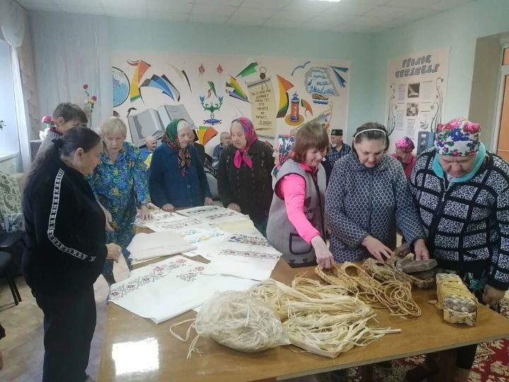 Жители Нурлатского дома-интерната познакомились с историей лаптей