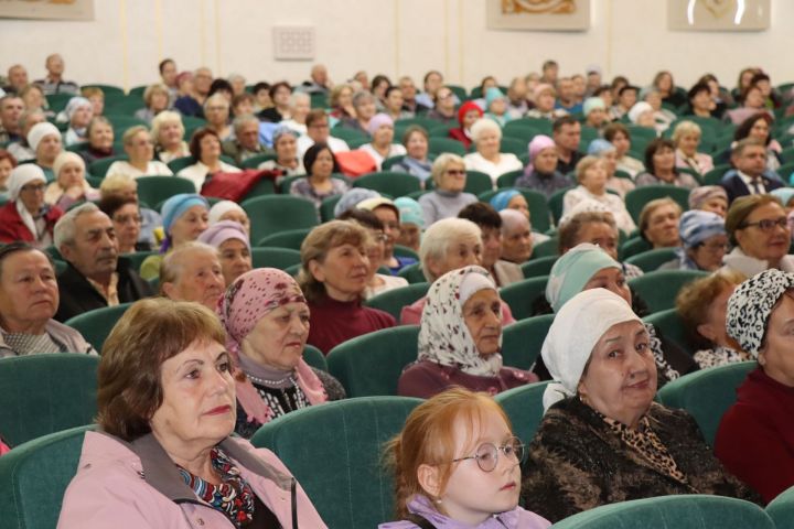 В Нурлате прошел праздничный концерт в честь Международного дня пожилых людей