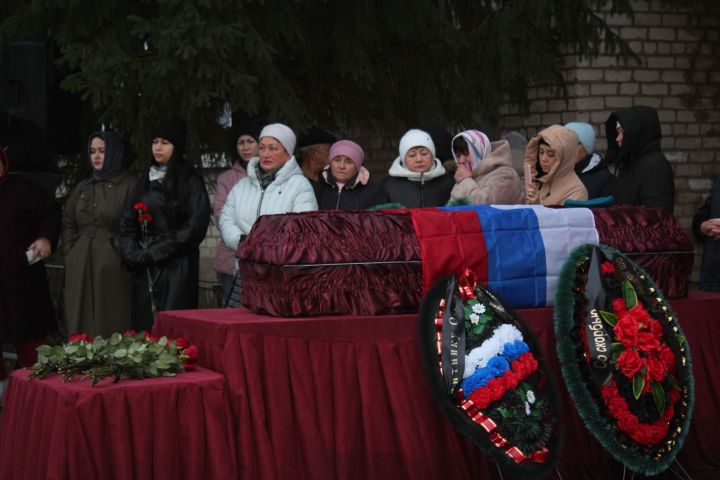 В Нурлате простились с участником спецоперации