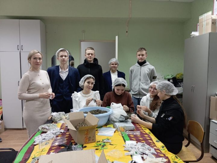 Ученики 8-9 классов из Нурлатской школы №9 помогали волонтерам в Центре активного долголетия и здоровья