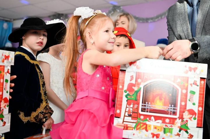 Нурлатские нефтяники пришли с подарками в городскую школу-интернат