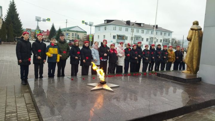 Школьники Нурлата возложили цветы к Мемориальному комплексу