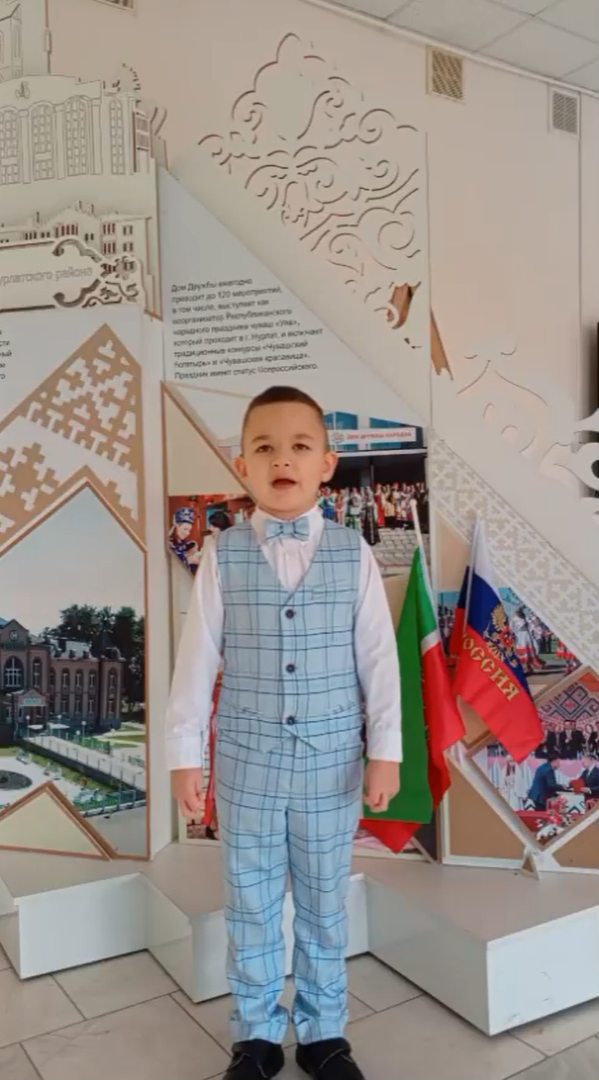 Раян Фатхутдинов, воспитанник детского сада «Камыр Батыр» поздравляет бойцов СВО