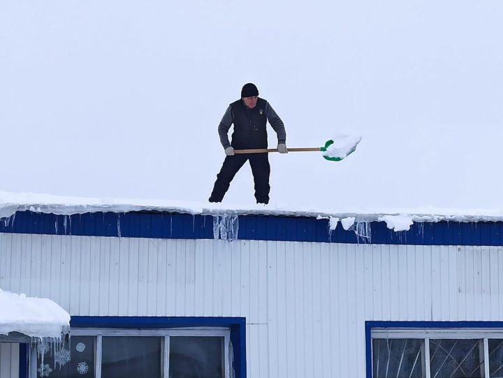 Нурлатцы борьбу со снегом ведут не только на тротуарах и дорогах, но и на крышах