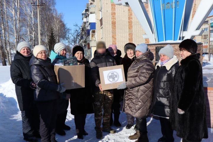 Нурлатцы подарки бойцам СВО передали в праздничный день