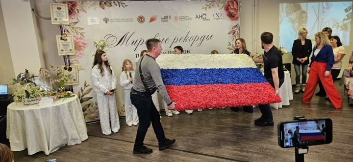 Огромный флаг России из полимерных роз был создан в Москве