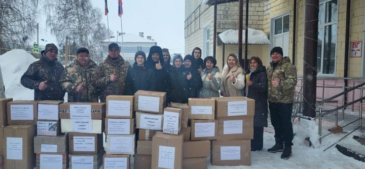 Учащиеся и педагоги школы №3 передали большую партию гумпомощи участникам СВО