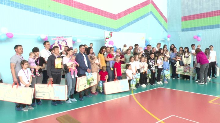 Малыши Нурлата проползли 5 метров и стали чемпионами забега в ползунках