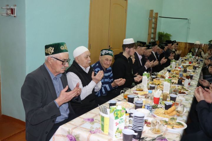 В татарских селах Нурлатского района месяц Рамадан начался с ифтара-меджлиса, организованного Сулеймановыми