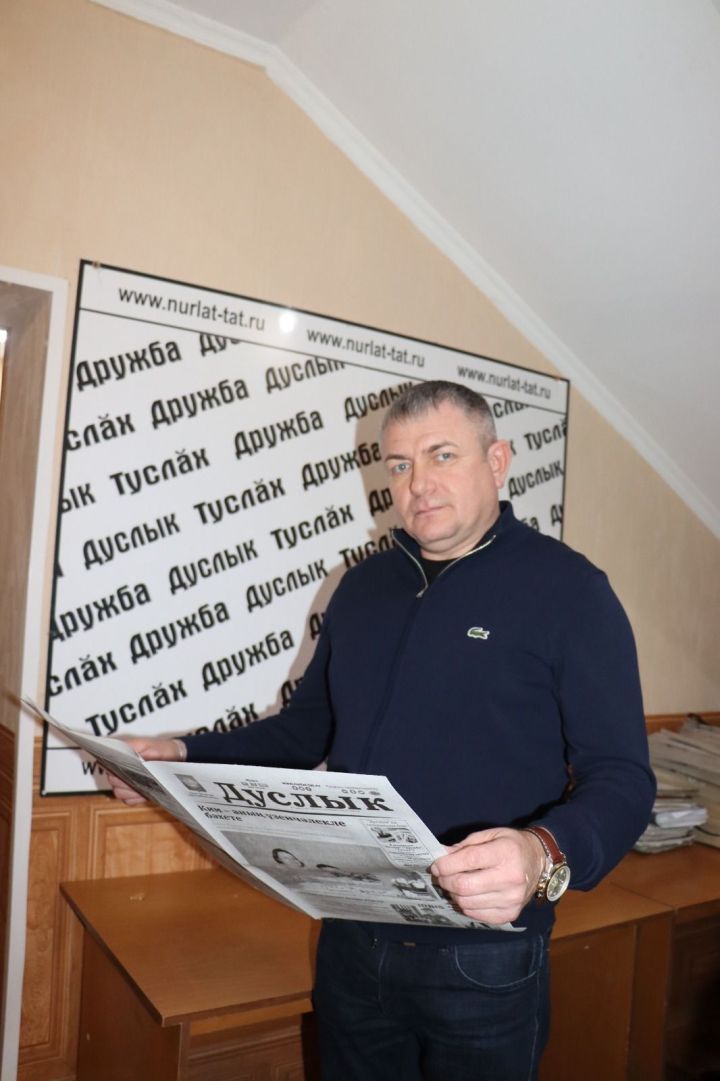 Ильнур Салахов выписал газету «Дуслык» 11 нурлатцам в рамках акции «Подарок – в Рамадан»
