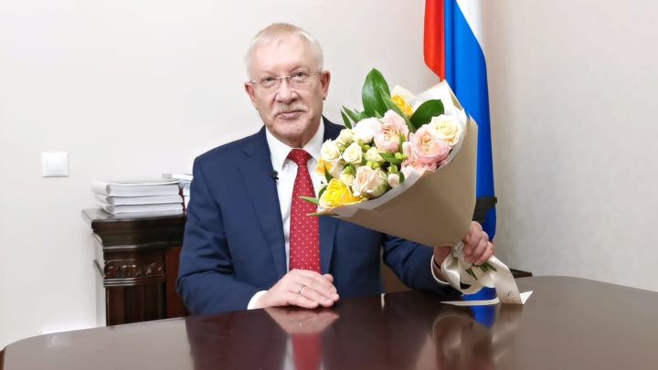 Депутат Госдумы Олег Морозов поздравил женщин с праздником