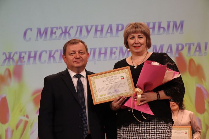 Елена Алексеева – победительница конкурса «Женщина года. Мужчина года: женский взгляд» в номинации «Женщина – лидер»