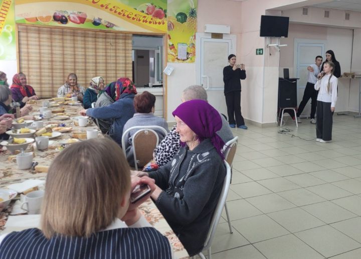 Нурлатские школьники поздравили женщин дома-интерната с праздником 8 марта