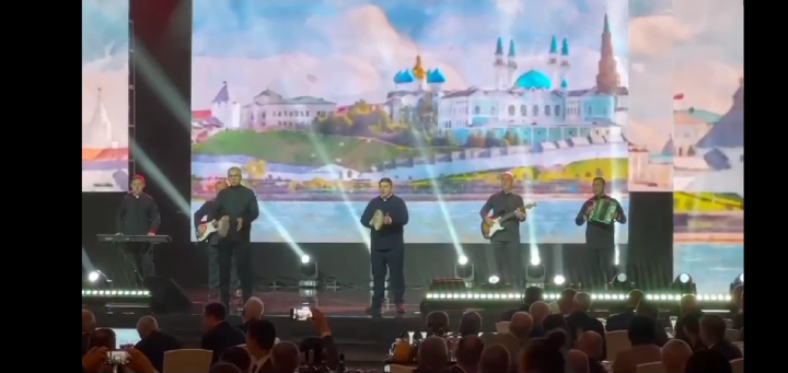 Глава Нурлатского района выступил на сцене  в составе вокально-инструментального ансамбля