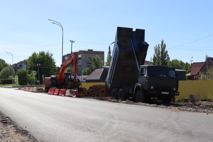 В Нурлате на улице Самаренкина продолжается ремонт дороги и тротуаров